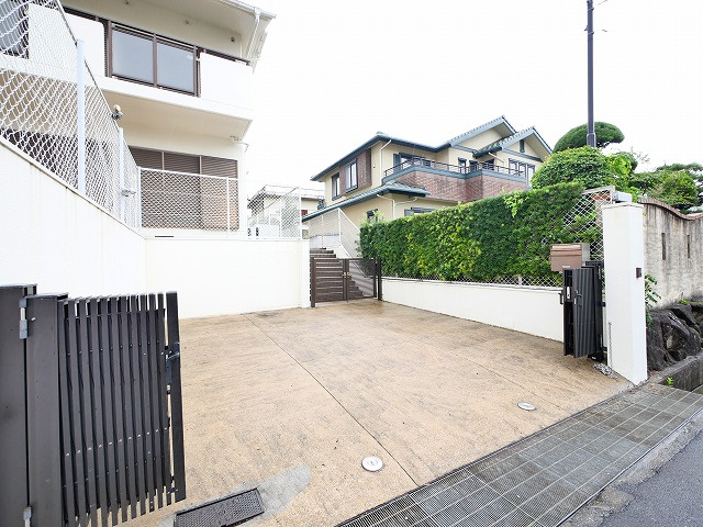 ロイヤル静和1号(テラス)の駐車場