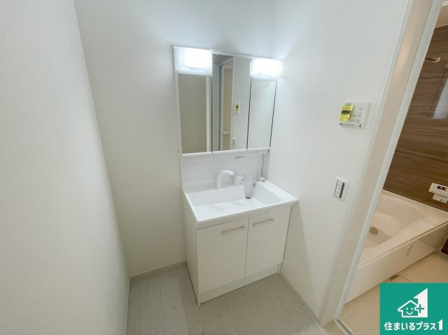 神戸市垂水区歌敷山　第1期　新築一戸建ての独立洗面台|清潔感のある洗面台です。フラットな鏡は掃除がしやすく毎日清潔！鏡裏には収納があるのでスッキリとした洗面台が保てます。