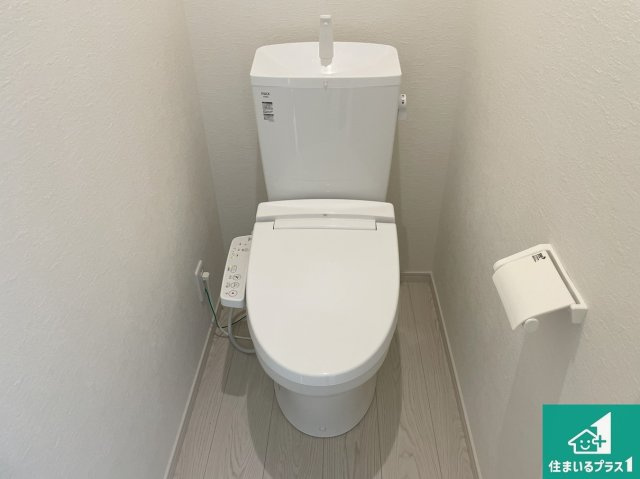 神戸市垂水区歌敷山　第1期　新築一戸建てのトイレ|1・2階の2ヶ所にあるので、朝の忙しい時間の順番待ちもなく、深夜の利用にも大変便利です。