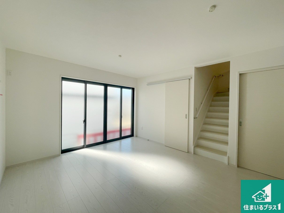 神戸市垂水区歌敷山　第1期　新築一戸建ての居間・リビング|シンプルなリビングは、観葉植物等のインテリアを楽しめますね！パパ好みにも、ママ好みにも家具次第で雰囲気を変えることができます！