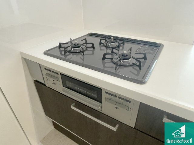 神戸市垂水区歌敷山　第1期　新築一戸建ての設備|ダブル高火力Ｓｉセンサー付きコンロ！３口あるので、まとめて料理をする時も大活躍！