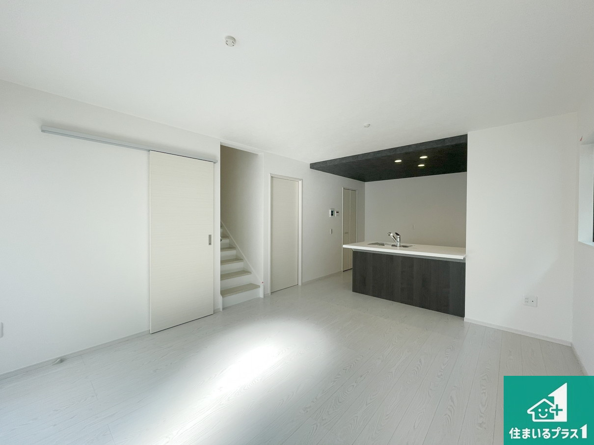 神戸市垂水区歌敷山　第1期　新築一戸建ての居間・リビング|シンプルなリビングは、観葉植物等のインテリアを楽しめますね！パパ好みにも、ママ好みにも家具次第で雰囲気を変えることができます！