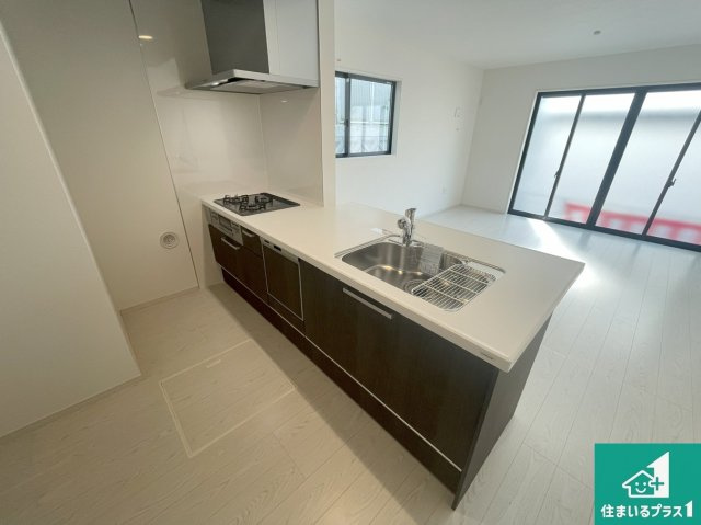 神戸市垂水区歌敷山　第1期　新築一戸建てのキッチン|リビングと統一感があり、使い勝手のいいキッチン。広々としているので、二人並んで作業が出来ちゃいます。お子様と一緒に色々なお料理に挑戦できるスペースがあります。