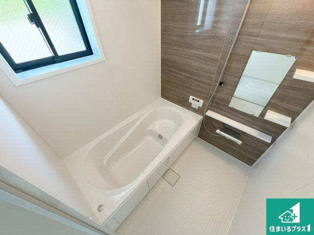 神戸市垂水区歌敷山　第1期　新築一戸建ての浴室|足をゆったり伸ばして寛げる浴槽です。窓が設けられていますので差し込む光が明るく穏やかな雰囲気にしてくれます♪浴室乾燥機も設置しているので、雨の日の洗濯物も安心です♪