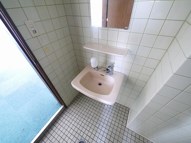 永原ビルの洗面所|明るい色調の室内です