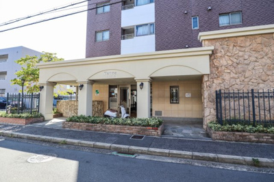 【エントランス】 | フィオレ高石 | 嬉しいペット飼育可能(規約による制限有)なマンションです♪