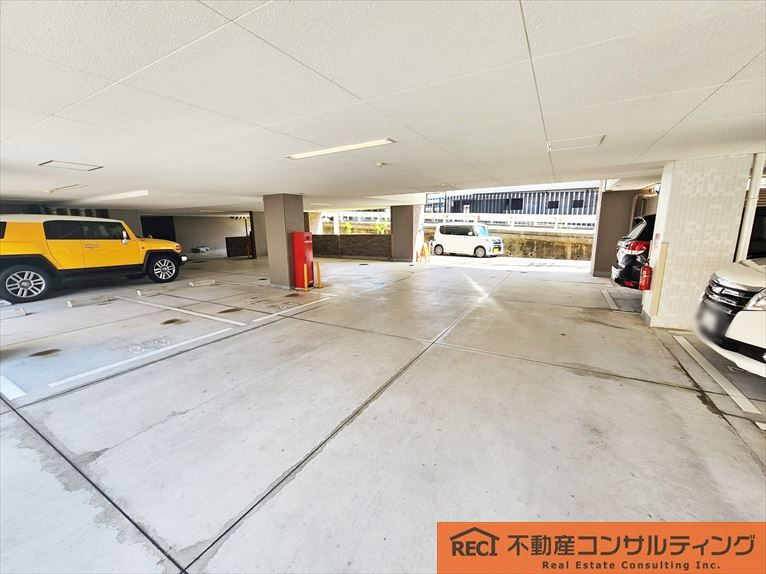 リベール灘北通りの駐車場