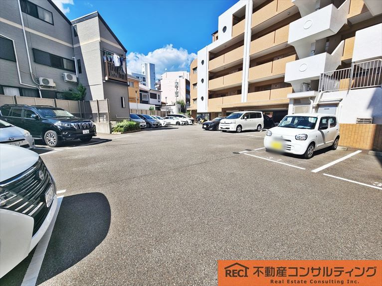 リベール灘北通りの駐車場