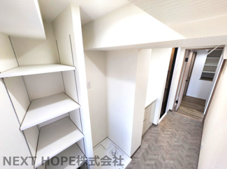 【洗面所】 | ソルディオ武庫之荘本町 | 洗面室です♪可動棚も設けられており、タオルや洗剤のストック場所としても大変重宝しますね(^^)

)