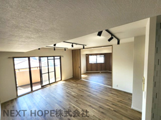 【居間・リビング】 | ソルディオ武庫之荘本町 | バルコニーに大きく面したリビングです♪休日はゆっくり寛げますね(^^)室内は令和６年3月リフォーム済み！お待たせ無しで即ご入居していただけます！！