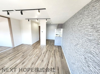 【内装】 | ソルディオ武庫之荘本町 | リビングにはお洒落なダイレクトレール照明が設けられております♪アクセントクロスもカッコよく施されております(^^)