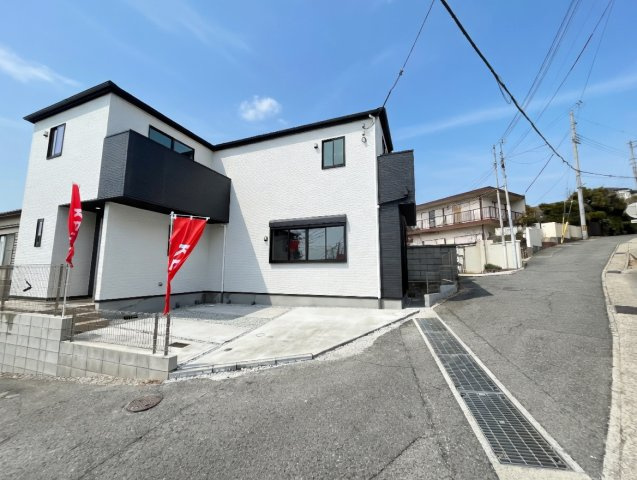 神戸市垂水区舞子坂　第1期　新築一戸建ての前面道路含む現地写真|周辺は閑静な住宅街！前面道路広々で車の出し入れも便利です。駐車が苦手な方でも安心して車庫入れできます！