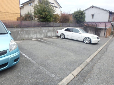 【駐車場】 | ビビエンダ甲東 | 車をお持ちの方に嬉しい駐車場付きの物件です