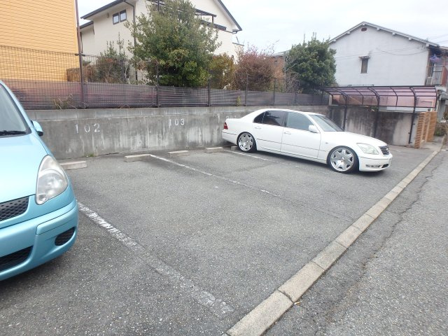 【駐車場】 | ビビエンダ甲東 | 車をお持ちの方に嬉しい駐車場付きの物件です