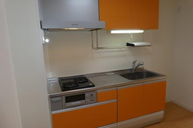 モンシャトー中央のキッチン|2口ガスコンロ付きシステムキッチン