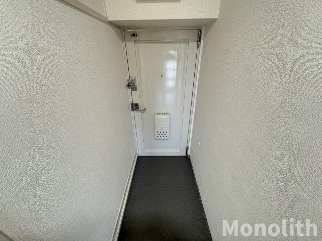鶴山台2号棟の玄関