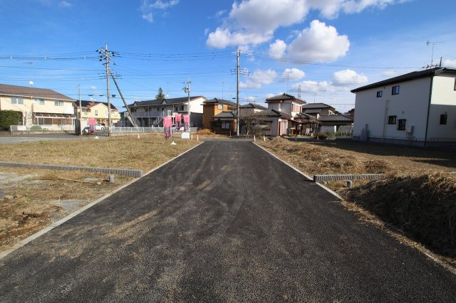 筑西市下川島の前面道路含む現地写真|共有通路を西側より（2021年11月撮影）