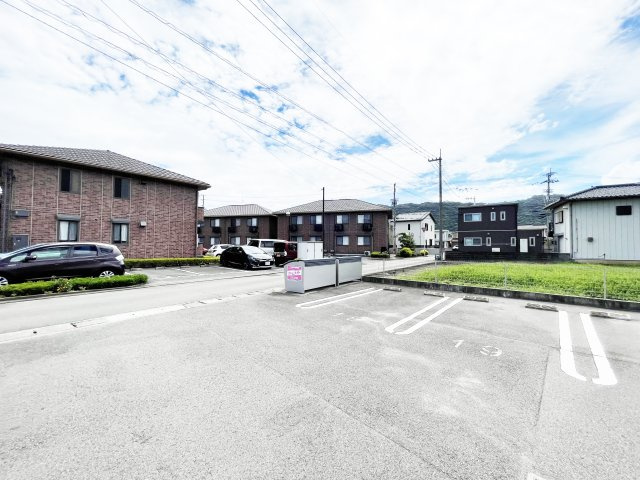 レーグルⅡ番館の駐車場