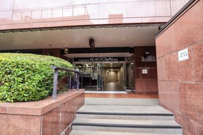【エントランス】 | うえほんまちハイハイタウン | マンションのB１～３Fはお店、4F～５Fにはクリニックなどが有ります♪