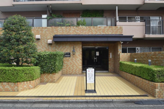 【エントランス】 | お客様を、そして住人を出迎えてくれるマンションのエントランス。ゴミが落ちていないことからも、管理状態の良さや住民の節度の高さが見て取れます。～即日のご見学可能～　お問合せはお気軽にどうぞ。