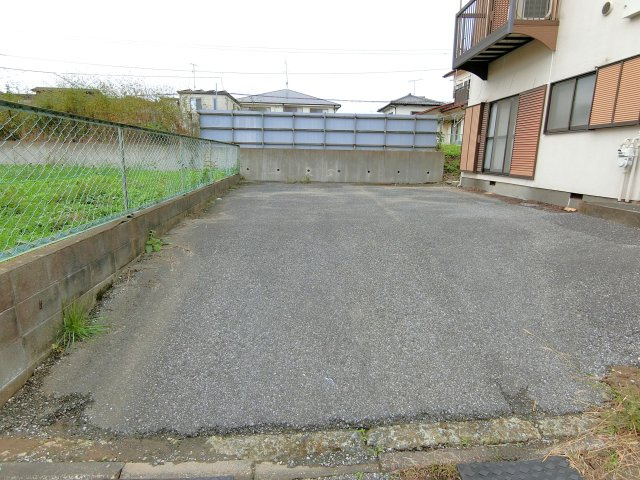 サンファーストコートの駐車場