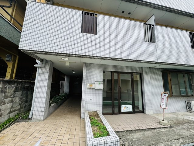神殿マンション3号棟のエントランス