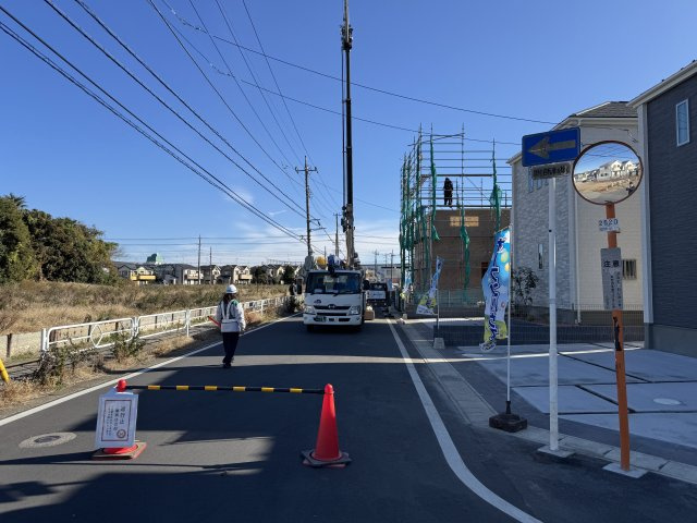 松戸市古ケ崎４丁目新築戸建【古ヶ崎小学校：4分】の前面道路含む現地写真|北側前面道路・幅員約8ｍ