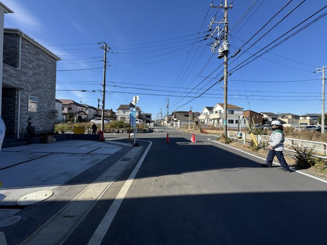 松戸市古ケ崎４丁目新築戸建【古ヶ崎小学校：4分】の前面道路含む現地写真|北側前面道路・幅員約8ｍ