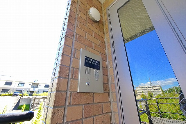 リビングタウン相楽Aのエントランス|オートロック付きで安心！