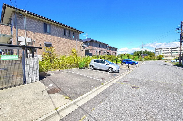 リビングタウン相楽Aの駐車場|駐車場があります