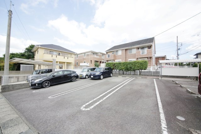 リヴェールＭの駐車場