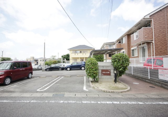リヴェールＭの駐車場
