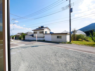 【前面道路含む現地写真】 | リビングから駐車場を望む