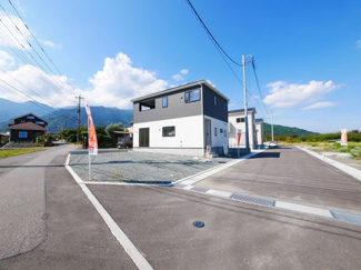 【外観】 | 南アルプス市有野 新築 全2棟1号棟 南東角地 車4台並列可