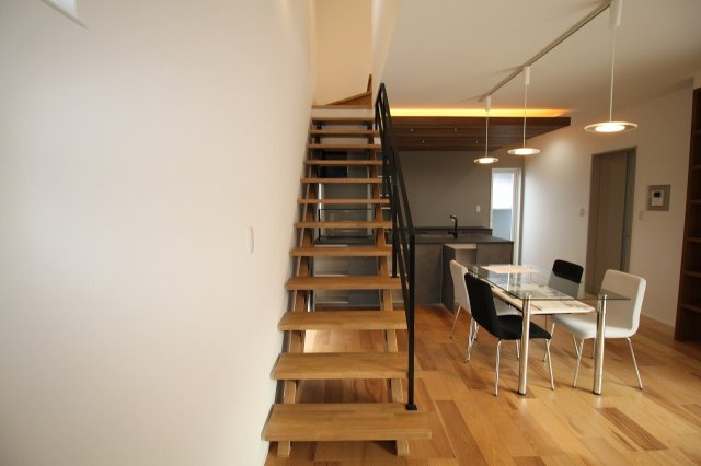 朝倉本町　新築戸建　2号地の居間・リビング|ＬＤＫ　20.0帖　リビング階段