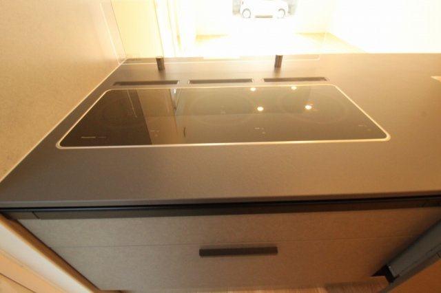 小津町　新築戸建　４号棟　【内覧可能】のキッチン|ＩＨクッキングヒ－タ－