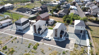 【外観】 | 新しい家が建ち並ぶ街並み　前面道路幅は6ｍ　車庫入れも楽々です。