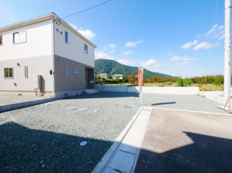 【前面道路含む現地写真】 | この砂利部分は全て自分の敷地です。