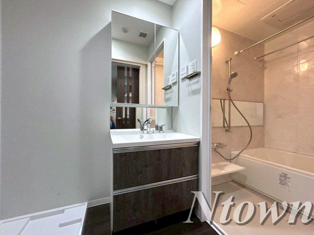 【独立洗面台】 | さくらHills NISHIKI Platinum Residence | 朝の支度にも助かる、独立の洗髪洗面化粧台
