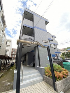 【外観】 | 南武線「久地」駅まで徒歩3分！便利な立地の3階建てマンションです♪通勤通学はもちろん、お買い物やお出かけにもGood☆