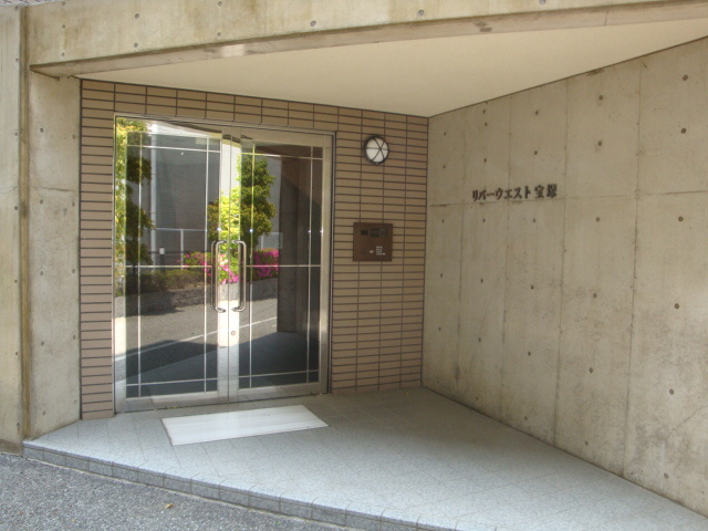 リバーウエスト宝塚のエントランス