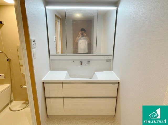 レスタージュ鳳の洗面所|清潔感のある洗面台です。フラットな鏡は掃除がしやすく毎日清潔！鏡裏には収納があるのでスッキリとした洗面台が保てます。