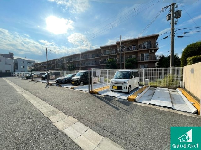 レスタージュ鳳の駐車場