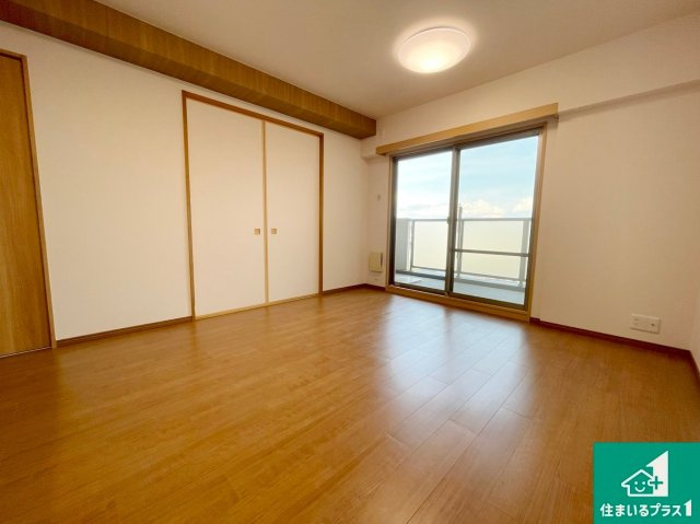 レスタージュ鳳の居間・リビング|太陽の光が差し込むとっても明るいリビング！思わず微笑みたくなる居心地の良さ。家族団らんの時間も増えそうなくつろぎのＬＤＫで、住む人のこだわりを活かすゆとりある空間♪