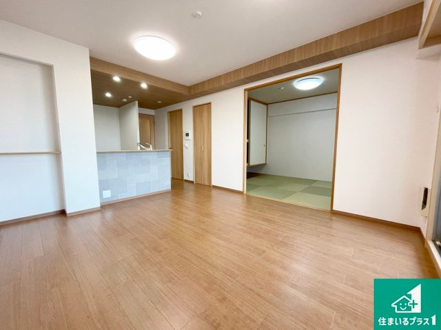 レスタージュ鳳の居間・リビング|シンプルなリビングは、ソファーを置いたり、観葉植物を置いたり、家具の配置やインテリアで住む人のこだわりを活かすゆとりある空間にしてください♪全室複層ガラスの快適リビング