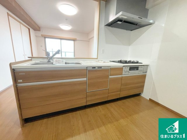 レスタージュ鳳のキッチン|収納豊富！浄水器付きキッチン！お子さまの様子を見ながらお料理を楽しむことができますね。家族のコミュニケーションが増え会話もはずみそう！浄水器付きワイドシンク