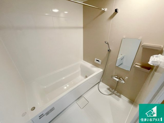 レスタージュ鳳の浴室|ゆったりと足を伸ばせる浴室は一日の疲れを癒してくれる大切な空間です。小窓も付いており換気も行えます。浴室乾燥機も設置しているので、雨の日の洗濯物も安心です♪