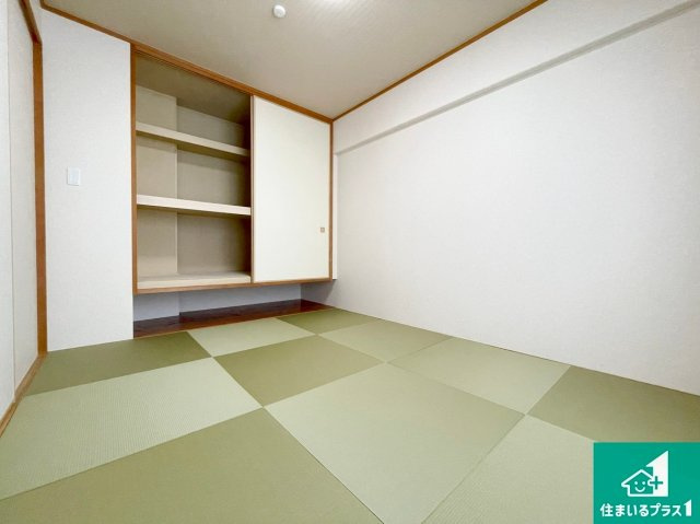 レスタージュ鳳の和室|一室あると便利な和室は客間としてだけでなく、小さなお子様のプレイルームやみんなでお昼寝もいいですね。壁一面のモダンな扉の押し入れもたっぷり収納力！【現地写真】