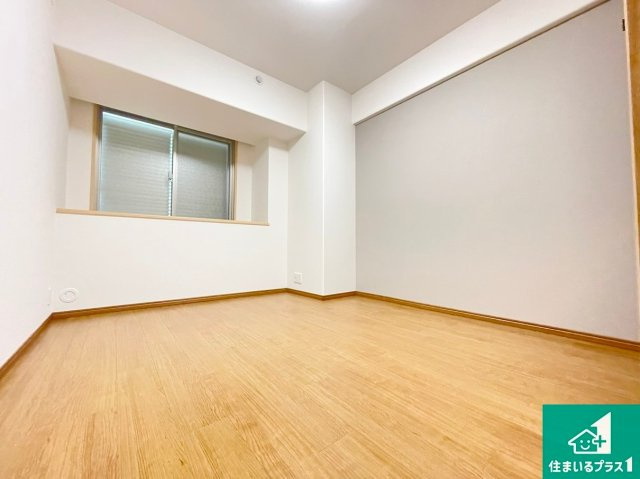 レスタージュ鳳の洋室|寝室は心地よい眠りについてもらいたくて、シンプルでかつ開放的な空間に！大きな窓から差し込む朝日が、すっきりとした目覚めをサポートします。【現地写真】