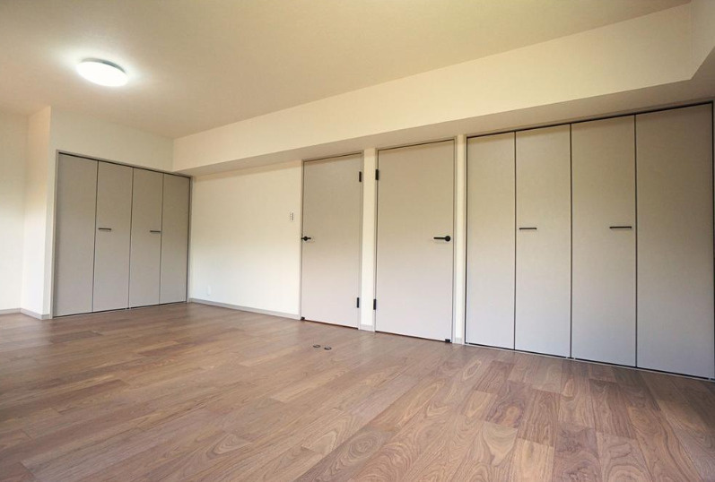 日商岩井芦屋翠ヶ丘マンションの洋室|現在は間仕切りをせず２室１部屋の状態にしております。